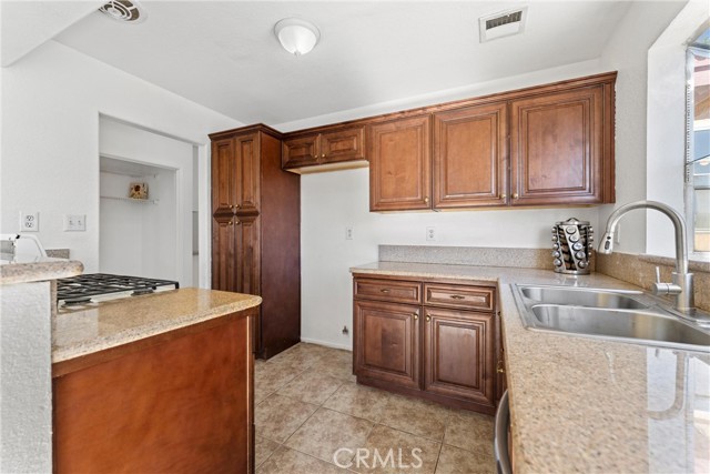 3519 San Jacinto Avenue, Rosamond CA: https://media.crmls.org/medias/6b85a01a-d0d8-43d3-951c-01df651ae2f9.jpg
