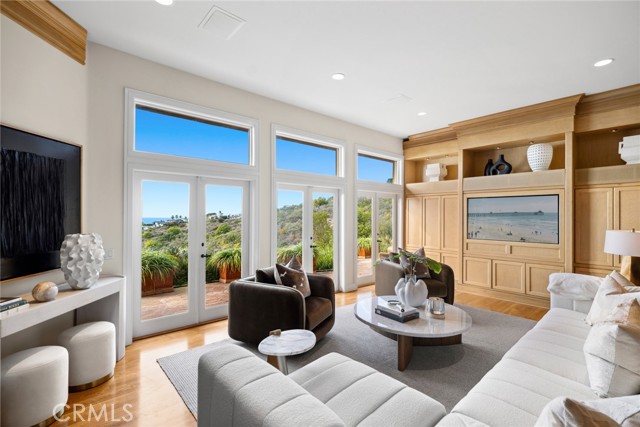 755 Pelican Drive, Laguna Beach CA: https://media.crmls.org/medias/6b88529d-132d-4194-8c06-c1dc78c88a1b.jpg
