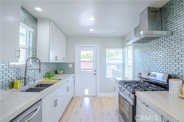 Detail Gallery Image 2 of 38 For 417 E 44th Way, Long Beach,  CA 90807 - 3 Beds | 2 Baths
