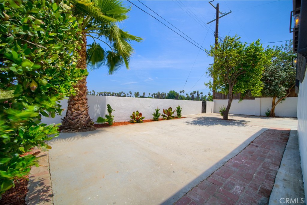 https://media.crmls.org/medias/6b8c6590-591b-4a15-b94b-b31034d0b0b1.jpg?preset=X-Large
