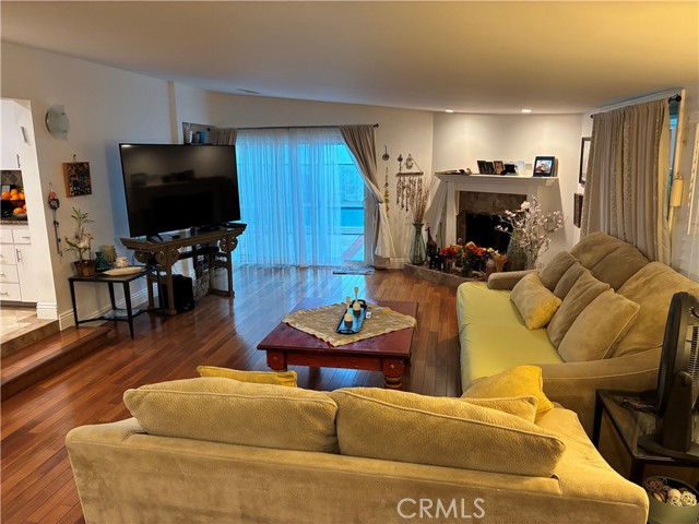 Detail Gallery Image 3 of 4 For 19046 Friar St, Tarzana,  CA 91335 - 4 Beds | 2 Baths