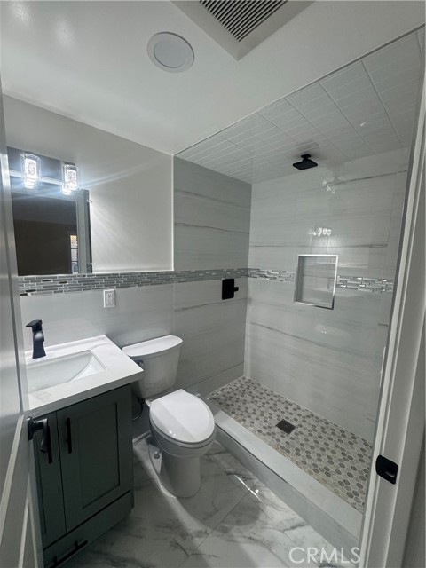 Detail Gallery Image 2 of 6 For 3528 W 109th St #1/2,  Inglewood,  CA 90303 - 2 Beds | 1 Baths