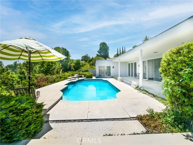 20193 Adele Drive, Woodland Hills CA: https://media.crmls.org/medias/6b90a9d0-f9a5-4fc8-b925-96a5e92ec72a.jpg