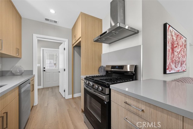 Detail Gallery Image 5 of 44 For 6820 Jellico Ave, Lake Balboa,  CA 91406 - 3 Beds | 2 Baths