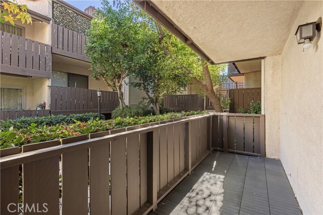 Detail Gallery Image 4 of 25 For 14960 Victory Bld #102,  Van Nuys,  CA 91411 - 2 Beds | 2 Baths