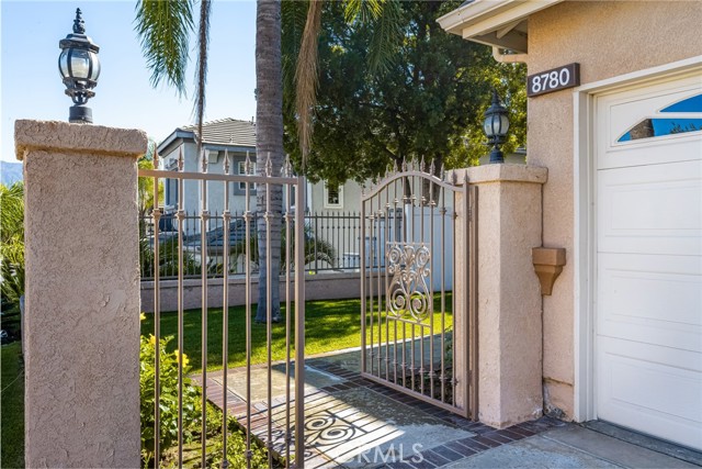 Detail Gallery Image 4 of 55 For 8780 E Banner Ridge Dr, Anaheim Hills,  CA 92808 - 4 Beds | 3/1 Baths