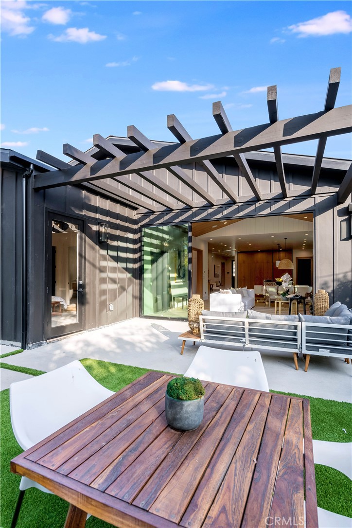 https://media.crmls.org/medias/6b94c6aa-ee65-4ca3-9c35-cdd66ecffa4f.jpg?preset=X-Large