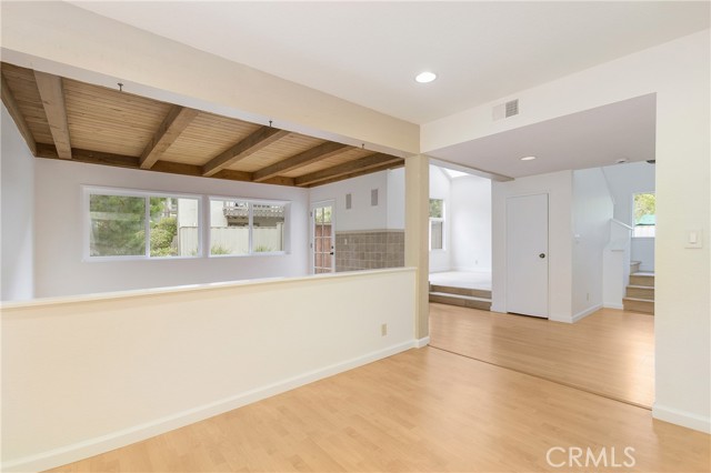 Detail Gallery Image 12 of 29 For 2057 Meadow View Ln, Costa Mesa,  CA 92627 - 2 Beds | 2/1 Baths
