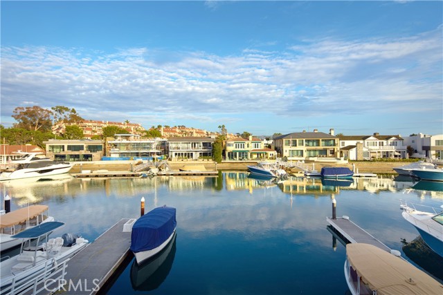 Detail Gallery Image 2 of 18 For 8 Linda Isle, Newport Beach,  CA 92660 - 3 Beds | 4 Baths