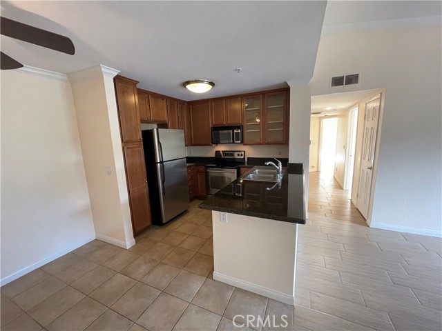 Detail Gallery Image 11 of 56 For 1965 Las Colinas Cir #308,  Corona,  CA 92879 - 2 Beds | 2 Baths