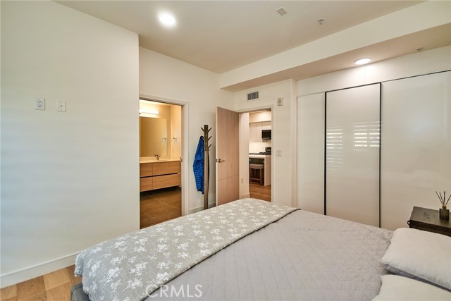 820 S Wilton Place, Los Angeles CA: https://media.crmls.org/medias/6b9ff6b8-77c7-425c-aabb-5fab1e42a9af.jpg