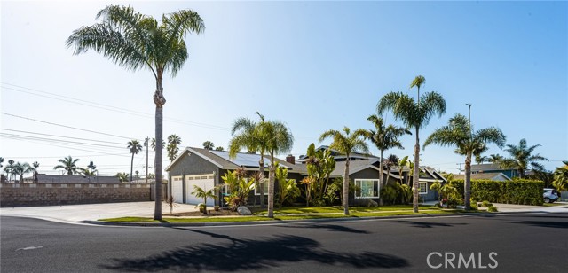 Detail Gallery Image 2 of 36 For 20402 Seven Seas Ln, Huntington Beach,  CA 92646 - 4 Beds | 3/1 Baths
