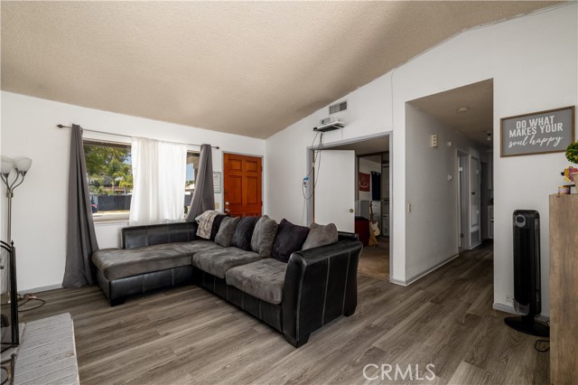 Detail Gallery Image 5 of 21 For 23621 Suncrest Ave, Moreno Valley,  CA 92553 - 3 Beds | 2 Baths