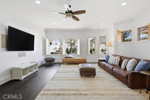 Detail Gallery Image 2 of 30 For 143 N Arnaz Dr #105,  Beverly Hills,  CA 90211 - 3 Beds | 2/1 Baths