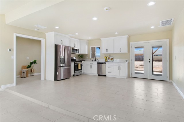 Detail Gallery Image 5 of 22 For 16907 Sultana, Hesperia,  CA 92345 - 3 Beds | 1/1 Baths