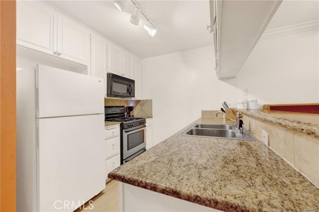 Detail Gallery Image 6 of 10 For 7045 Woodley Ave #113,  Van Nuys,  CA 91406 - 2 Beds | 2 Baths