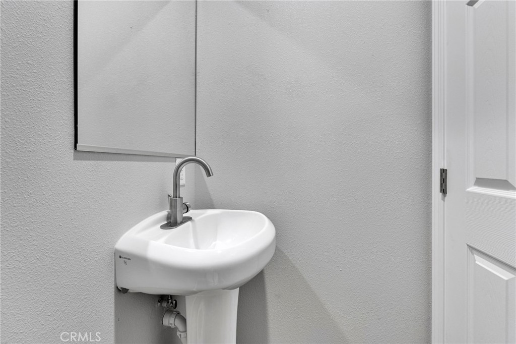 https://media.crmls.org/medias/6bac2800-b7d6-4d4e-9631-40a6f7b29672.jpg?preset=X-Large