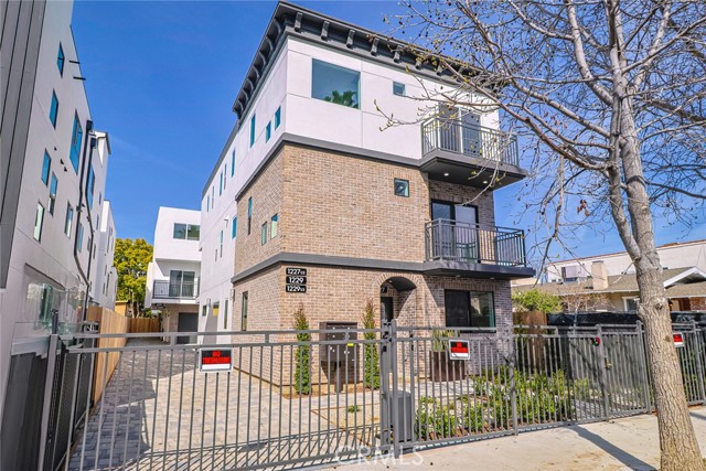 1227 N June Street, Hollywood CA: https://media.crmls.org/medias/6bb16acb-8f81-43e5-a388-b428022ec042.jpg