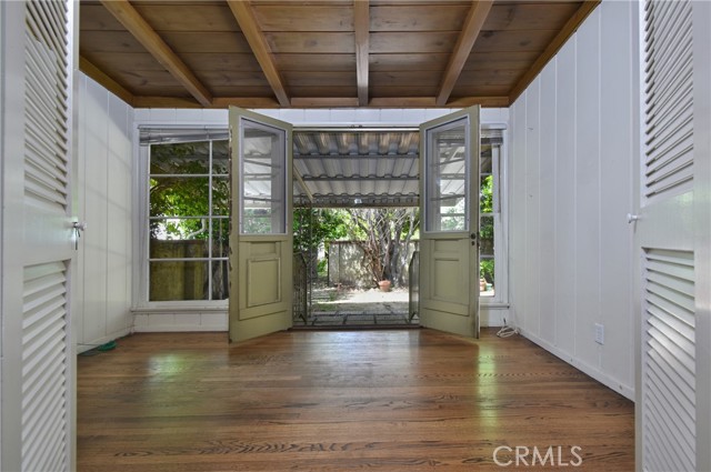 Detail Gallery Image 6 of 23 For 5625 Matilija Ave, Valley Glen,  CA 91401 - 2 Beds | 2 Baths