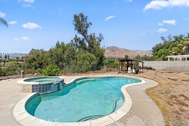 7524 Sunny Ridge, Highland CA: https://media.crmls.org/medias/6bb5b23d-91eb-437a-b47d-3aaa82075711.jpg