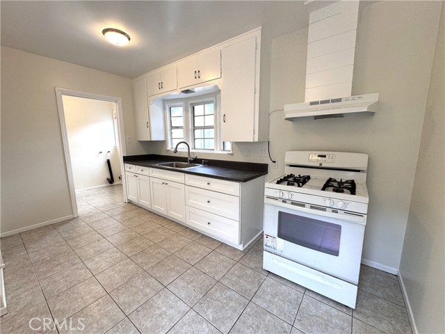 73 W Plymouth Street, Long Beach CA: https://media.crmls.org/medias/6bb6ffaf-38eb-443a-845b-e0c9fde2f53d.jpg