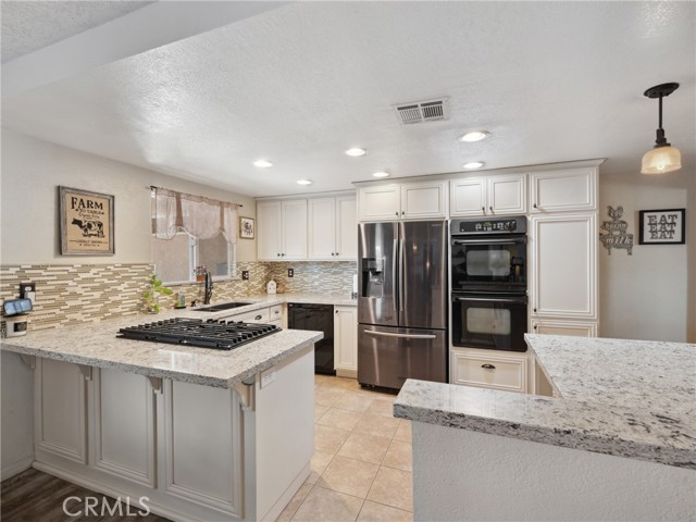 Detail Gallery Image 15 of 60 For 19564 Oneida Rd, Apple Valley,  CA 92307 - 4 Beds | 3 Baths