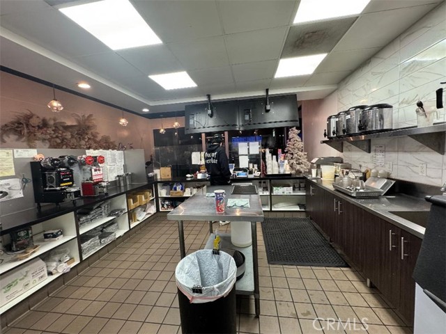 2706 Harbor Boulevard, Costa Mesa CA: https://media.crmls.org/medias/6bba8063-0c97-46a9-9c81-3480086c2a1e.jpg