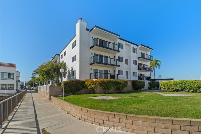 Detail Gallery Image 2 of 35 For 2872 Coast Cir #303,  Huntington Beach,  CA 92649 - 2 Beds | 2 Baths
