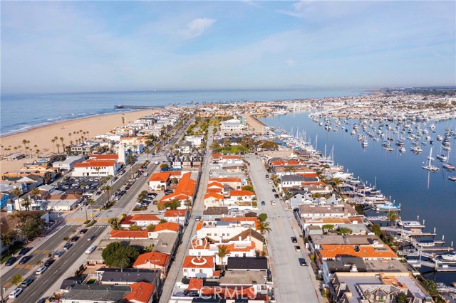 Detail Gallery Image 2 of 51 For 1319 Unit B W Bay Ave #B,  Newport Beach,  CA 92661 - 1 Beds | 1 Baths