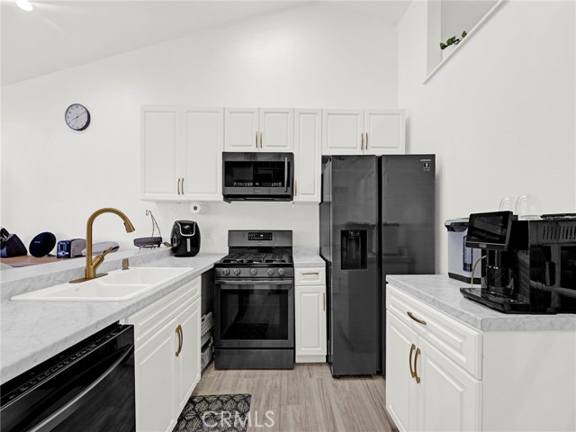 Detail Gallery Image 4 of 19 For 11350 Foothill Bld #15,  Sylmar,  CA 91342 - 2 Beds | 2 Baths