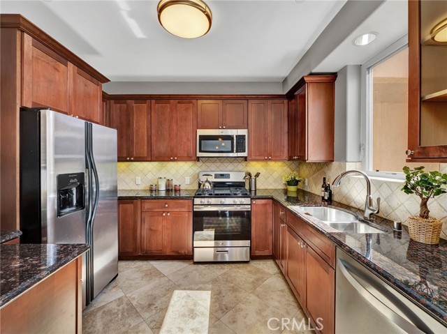 Detail Gallery Image 10 of 21 For 11280 La Maida #401,  North Hollywood,  CA 91601 - 3 Beds | 2/1 Baths