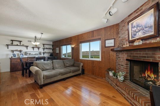 https://media.crmls.org/medias/6bbfbece-253f-4df2-9f6c-d57fd5dad4a3.jpg?preset=X-Large