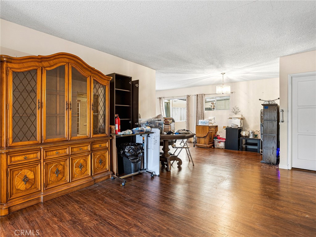 https://media.crmls.org/medias/6bc05941-a3fc-4c45-83f6-0e81c961c1ee.jpg?preset=X-Large