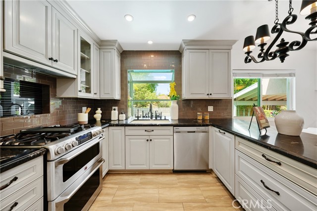 Detail Gallery Image 3 of 45 For 651 N Sunnyslope Ave, Pasadena,  CA 91107 - 5 Beds | 3 Baths