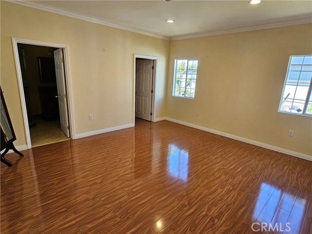 Detail Gallery Image 12 of 25 For 13824 Valerio, Van Nuys,  CA 91405 - 3 Beds | 3 Baths