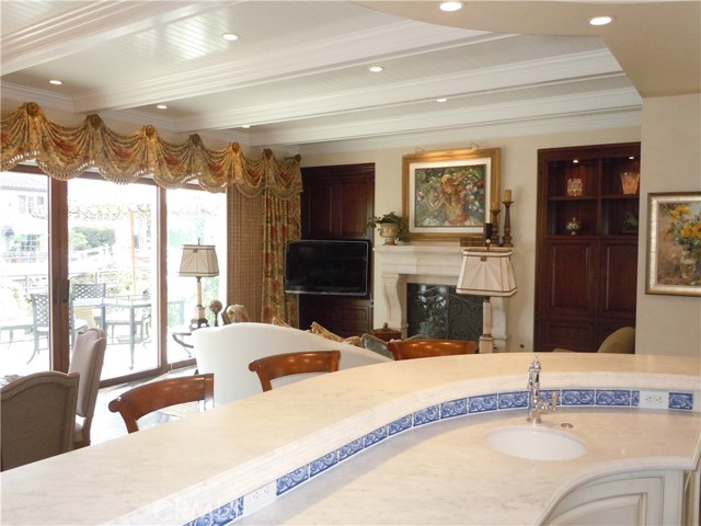 59 Rivo Alto Canal, Long Beach CA: https://media.crmls.org/medias/6bd5a0dd-cd39-41b6-8ebf-4246ad0e2674.jpg