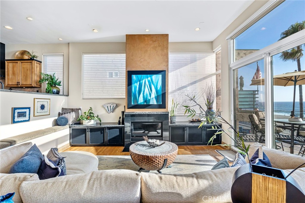 4308 The Strand