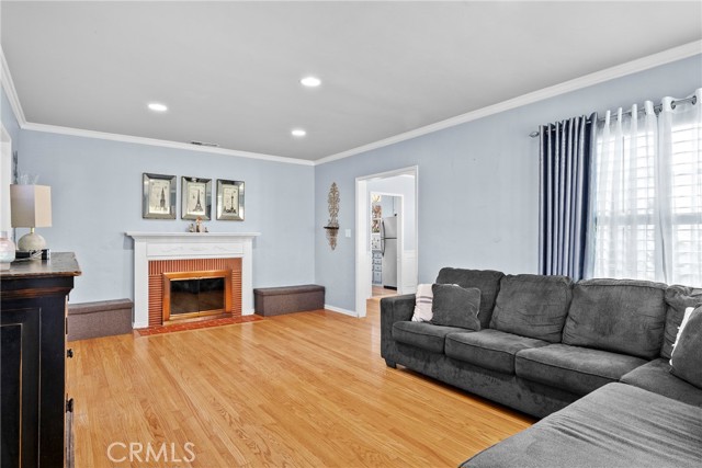 1046 E Grinnell Drive, Burbank CA: https://media.crmls.org/medias/6bd71a62-5ce5-46c3-bd3e-e75bfaa8aaf1.jpg