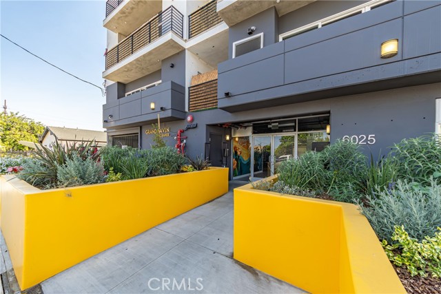 Detail Gallery Image 3 of 40 For 6025 Craner Ave #401,  North Hollywood,  CA 91606 - 4 Beds | 4/1 Baths