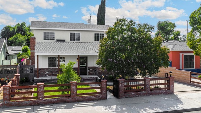 Detail Gallery Image 2 of 65 For 631 N Kenwood St, Burbank,  CA 91505 - 5 Beds | 3 Baths