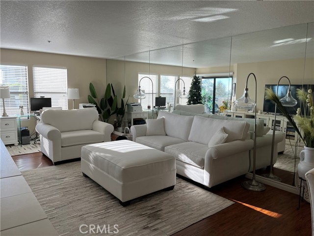 Detail Gallery Image 5 of 42 For 280 Cagney Lane 115, Newport Beach,  CA 92663 - 1 Beds | 1 Baths