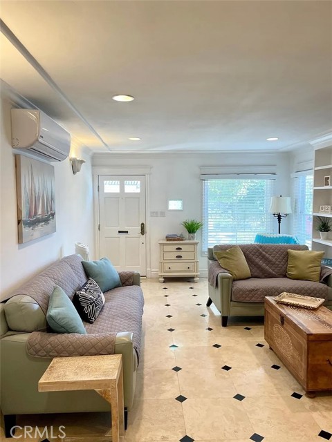 Detail Gallery Image 5 of 19 For 157 Claremont Ave, Long Beach,  CA 90803 - 2 Beds | 2 Baths