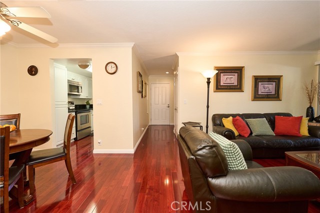 25591 Indian Hill Lane, Laguna Hills CA: https://media.crmls.org/medias/6bde97ba-aa6a-4544-a103-fbd62fc11af8.jpg