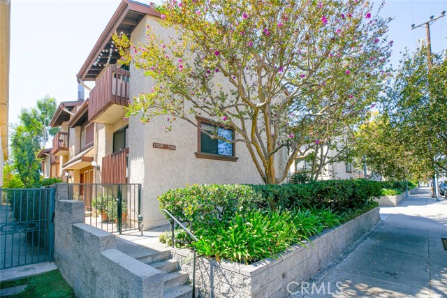 13930 Oxnard Street photo 3