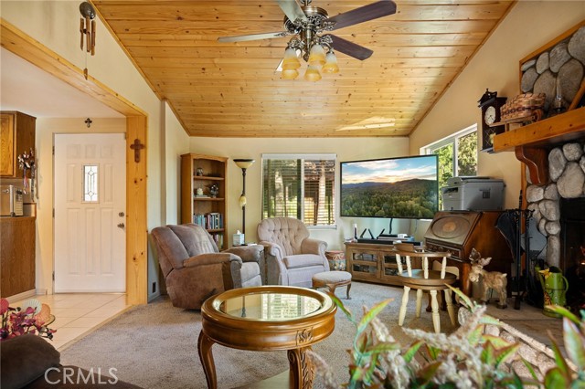 22864 Alder Lane, Crestline CA: https://media.crmls.org/medias/6be8ccf8-06ea-461f-a36b-983f3a158d4b.jpg