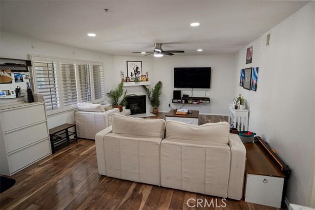 Detail Gallery Image 7 of 16 For 11044 Acama, North Hollywood,  CA 91602 - 2 Beds | 2 Baths