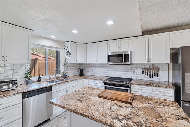 Detail Gallery Image 26 of 59 For 29857 Wistaria Valley, Canyon Country,  CA 91387 - 3 Beds | 3 Baths