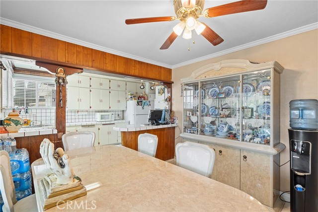 7726 Blanchard Avenue, Fontana CA: https://media.crmls.org/medias/6bf0b600-92c9-4fce-9d46-68c3134f72ef.jpg