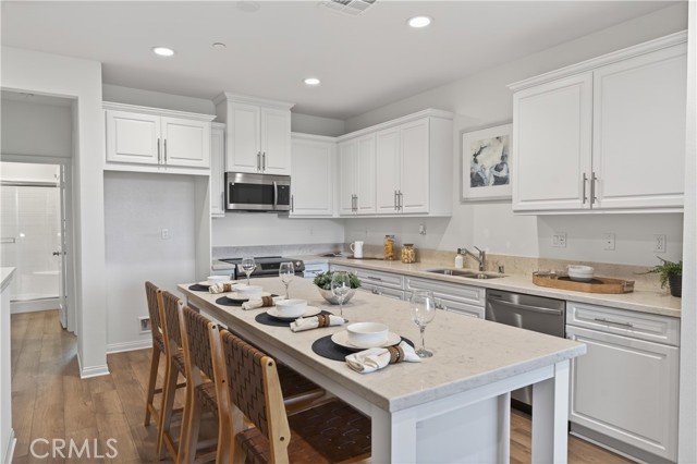 Detail Gallery Image 9 of 39 For 1093 N Harbor Bld, Anaheim,  CA 92801 - 3 Beds | 3 Baths