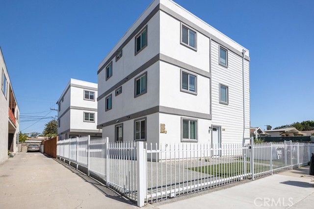 Dream ERE, Commercial Expert Real Estate - SoCal Team, as exclusive advisor, is pleased to present the opportunity to acquire 2123, 2123 Half, 2125 S. West View St. Los Angeles CA 90016. This sale offers the opportunity to purchase this new constructed 3 units townhomes which is located in West Adams, just down the street from Culver City. This multi-family units townhouse accommodates stainless steel appliances and an ample parking garage with a secured fenced lot.Dream ERE, Commercial Expert Real Estate - SoCal Team, as exclusive advisor, is pleased to present the opportunity to acquire 2123, 2123 Half, 2125 S. West View St. Los Angeles CA 90016. This sale offers the opportunity to purchase this new constructed 3 units townhomes which is located in West Adams, just down the street from Culver City. This multi-family units townhouse accommodates stainless steel appliances and an ample parking garage with a secured fenced lot.